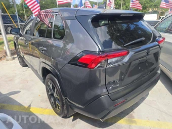 2025 Toyota RAV4 LE – miniatura 2