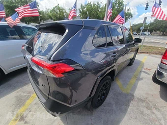 2025 Toyota RAV4 LE – miniatura 3