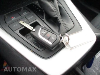 2025 Toyota RAV4 LE - miniatura 9