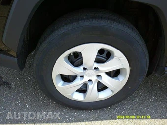 2025 Toyota RAV4 LE - miniatura 17