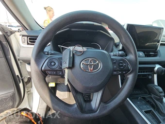 2025 Toyota RAV4 LE - miniatura 10