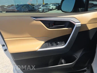 2025 Toyota RAV4 LE - miniatura 9