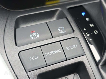 2025 Toyota RAV4 LE - miniatura 30