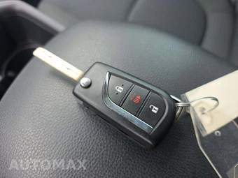2025 Toyota RAV4 LE - miniatura 8