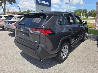 2025 Toyota RAV4 LE - miniatura 3