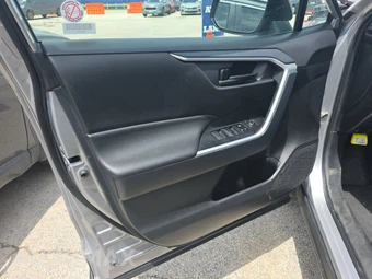 2025 Toyota RAV4 LE – miniatura 9