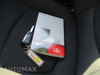 2025 Toyota RAV4 LE - miniatura 11