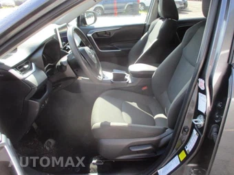 2025 Toyota RAV4 LE - miniatura 9