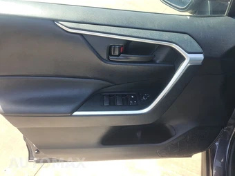 2025 Toyota RAV4 LE – miniatura 9