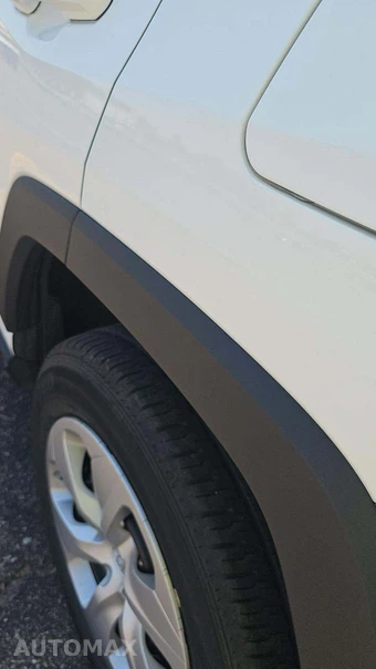 2025 Toyota RAV4 LE - miniatura 19