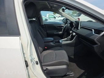 2025 Toyota RAV4 LE - miniatura 8