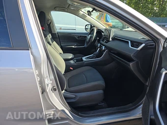 2025 Toyota RAV4 LE - miniatura 8