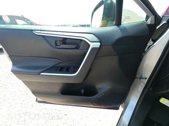 2025 Toyota RAV4 LE - miniatura 9