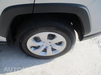 2025 Toyota RAV4 LE - miniatura 21
