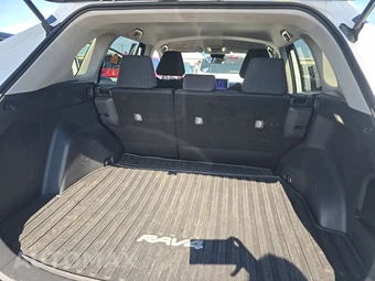 2025 Toyota RAV4 LE - miniatura 16