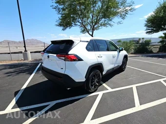 2025 Toyota RAV4 LE – miniatura 4