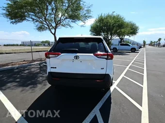 2025 Toyota RAV4 LE – miniatura 5