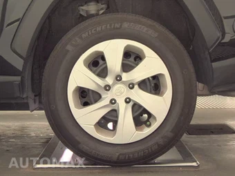 2025 Toyota RAV4 LE - miniatura 12