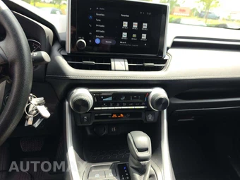2025 Toyota RAV4 LE - miniatura 7