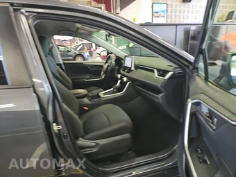 2025 Toyota RAV4 LE - miniatura 8