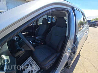2025 Toyota RAV4 XLE - miniatura 3
