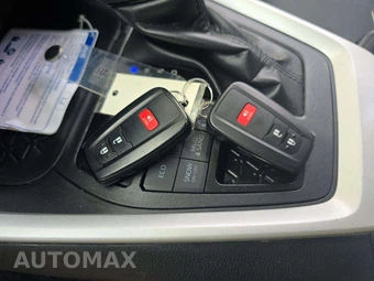 2025 Toyota RAV4 XLE - miniatura 8