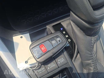 2025 Toyota RAV4 XLE – miniatura 8