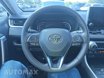2025 Toyota RAV4 XLE – miniatura 10