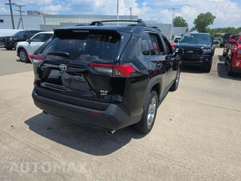 2025 Toyota RAV4 XLE – miniatura 3