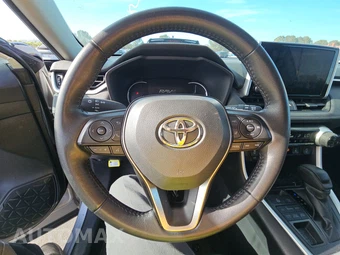 2025 Toyota RAV4 XLE - miniatura 10