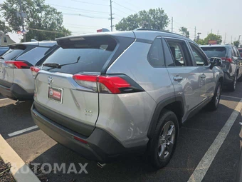 2025 Toyota RAV4 XLE - miniatura 3