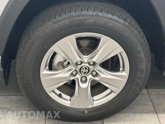 2025 Toyota RAV4 XLE - miniatura 6