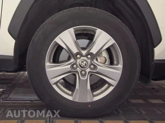 2025 Toyota RAV4 XLE – miniatura 10