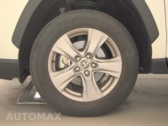 2025 Toyota RAV4 XLE - miniatura 9