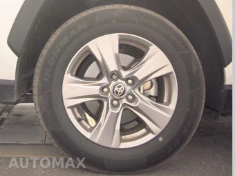 2025 Toyota RAV4 XLE – miniatura 10