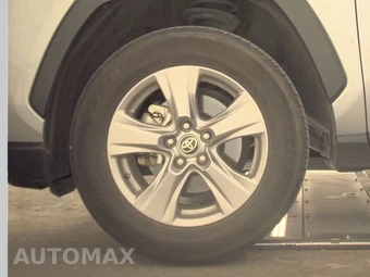 2025 Toyota RAV4 XLE – miniatura 9