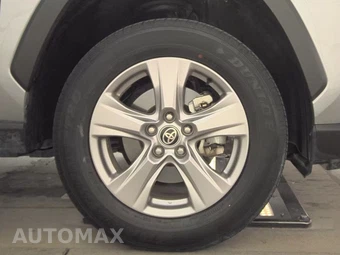 2025 Toyota RAV4 XLE – miniatura 10