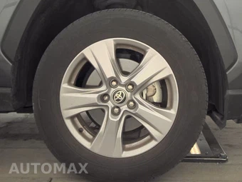 2025 Toyota RAV4 XLE – miniatura 10