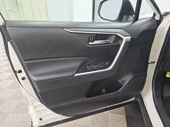 2025 Toyota RAV4 XLE - miniatura 9