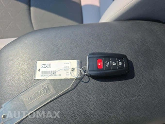 2025 Toyota RAV4 XLE - miniatura 8