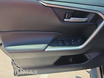 2025 Toyota RAV4 XLE - miniatura 9