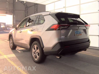 2025 Toyota RAV4 XLE – miniatura 8