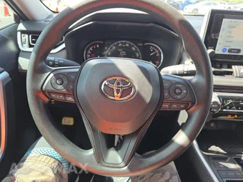 2025 Toyota RAV4 XLE - miniatura 10