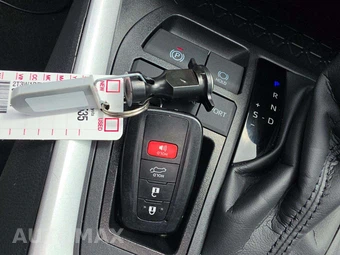 2025 Toyota RAV4 XLE - miniatura 5