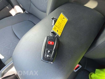 2025 Toyota RAV4 XLE - miniatura 8