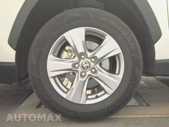 2025 Toyota RAV4 XLE - miniatura 9