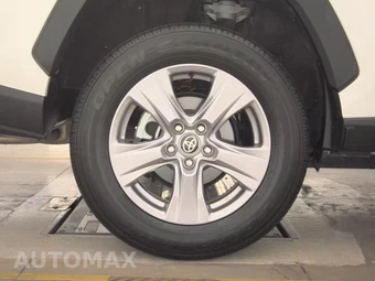 2025 Toyota RAV4 XLE - miniatura 11