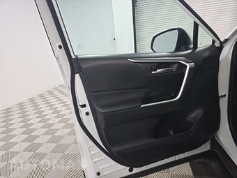 2025 Toyota RAV4 XLE - miniatura 9