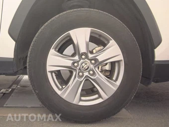 2025 Toyota RAV4 XLE - miniatura 10