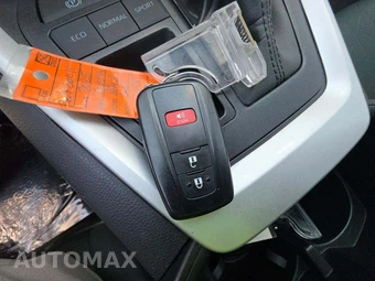 2025 Toyota RAV4 XLE - miniatura 8